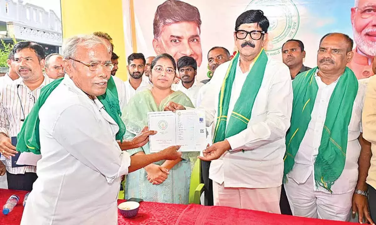 Andhra: अनम नई पट्टादार पासबुक वितरित करता है