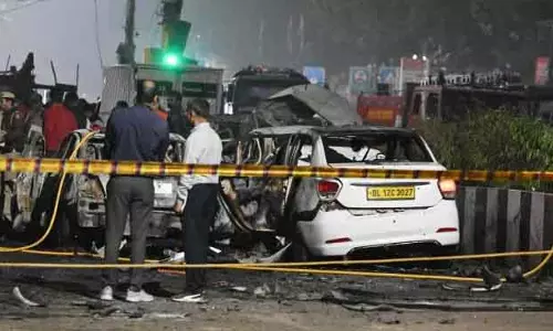 Red Fort blast: आरोपियों ने पाकिस्तानी हैंडलर्स से संपर्क के लिए घोस्ट सिम कार्ड का इस्तेमाल किया Red Fort blast: आरोपियों ने पाकिस्तानी हैंडलर्स से संपर्क के लिए घोस्ट सिम कार्ड का इस्तेमाल किया