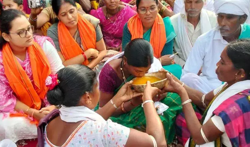 Telangana: महिला ने सदियों पुरानी परंपरा के तहत 2 किलो तिल का तेल पिया