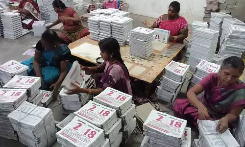 डिजिटल युग में प्रिंट का स्थायी प्रीमियम, चुनाव सीजन ने Sivakasi कैलेंडर आउटपुट को 5% तक बढ़ा दिया डिजिटल युग में प्रिंट का स्थायी प्रीमियम, चुनाव सीजन ने Sivakasi कैलेंडर आउटपुट को 5% तक बढ़ा दिया