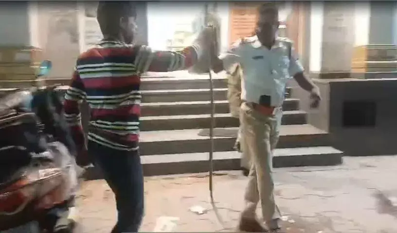 Telangana: नशे में धुत ड्राइवर ने हैदराबाद ट्रैफिक पुलिस को धमकाया