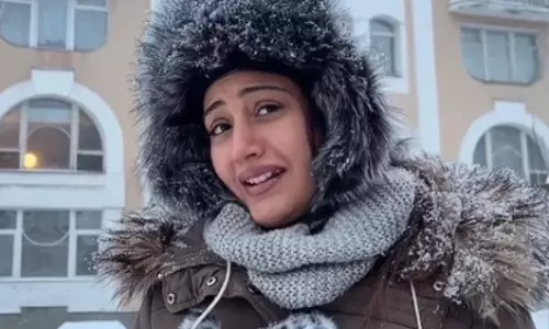 विदेश में Surbhi चंदना को याद आ रहा मुंबई का फेमस वड़ा पाओ