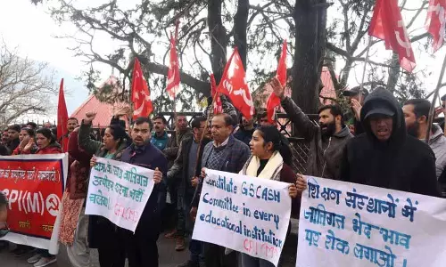 Dharamshala के छात्र की मौत पर सीपीएम का विरोध प्रदर्शन Dharamshala के छात्र की मौत पर सीपीएम का विरोध प्रदर्शन
