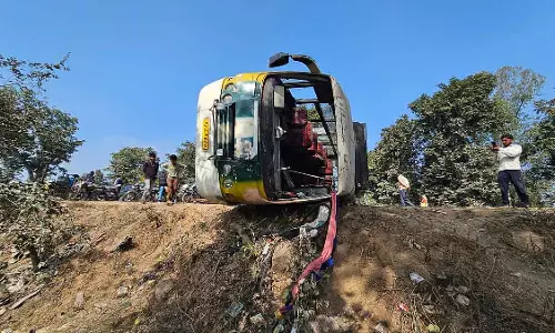 MP : तेज़ रफ़्तार बस का कंट्रोल बिगड़ा, पलटी; 20 से ज़्यादा यात्री अस्पताल में भर्ती