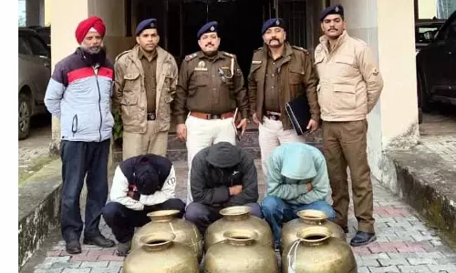 Fatehpur में 1.30 लाख रुपये के छह पीतल के बर्तन चोरी करने के आरोप में तीन लोग गिरफ्तार Fatehpur में 1.30 लाख रुपये के छह पीतल के बर्तन चोरी करने के आरोप में तीन लोग गिरफ्तार