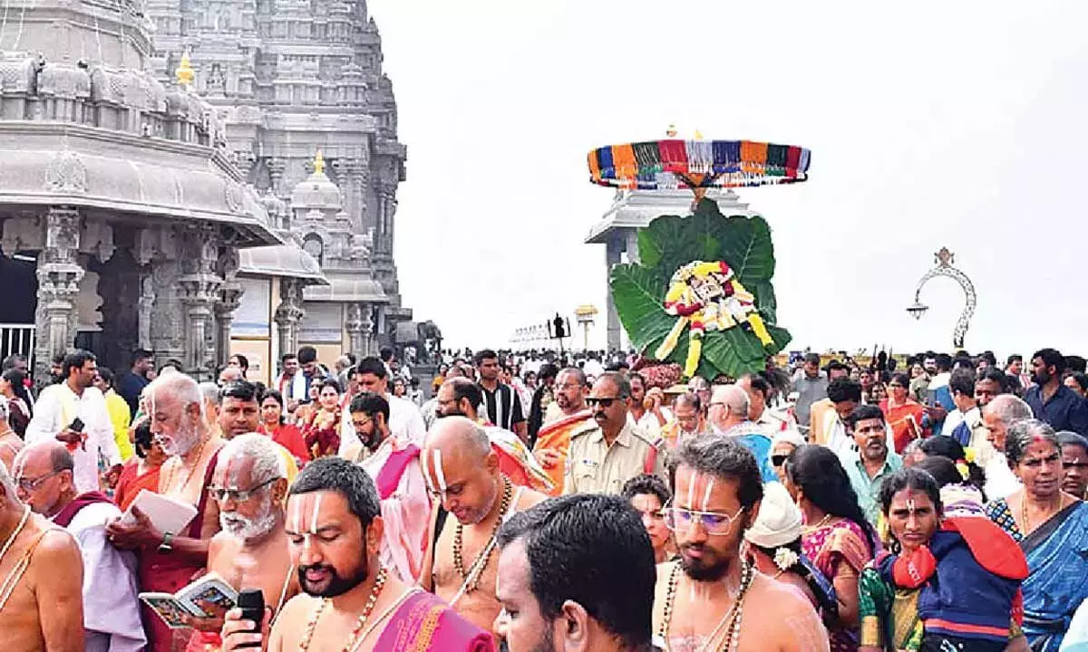 Telangana: यदाद्रि मंदिर में अध्ययनोत्सव मनाया गया Telangana: यदाद्रि मंदिर में अध्ययनोत्सव मनाया गया