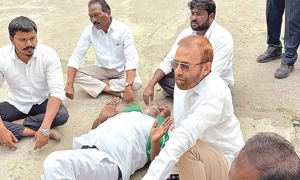 Telangana: तनावपूर्ण कैंप ऑफिस घेराबंदी के बीच पूर्व मंत्री गिरफ्तार Telangana: तनावपूर्ण कैंप ऑफिस घेराबंदी के बीच पूर्व मंत्री गिरफ्तार