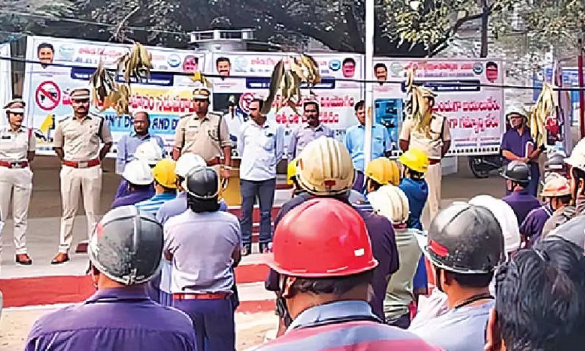 Telangana: सड़क सुरक्षा माह कार्यक्रम शुरू हुआ