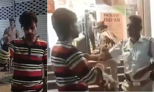 नशे में धुत auto driver ने हाथ में सांप लेकर ट्रैफिक पुलिस को धमकाया नशे में धुत auto driver ने हाथ में सांप लेकर ट्रैफिक पुलिस को धमकाया