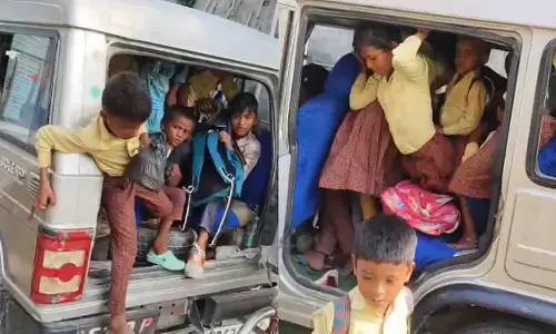 कुशीनगर: वायरल वीडियो में स्कूली बच्चे ओवरक्राउडेड SUV में जोखिम में कुशीनगर: वायरल वीडियो में स्कूली बच्चे ओवरक्राउडेड SUV में जोखिम में