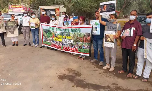 Mumbai : आरे बचाओ आंदोलन के कार्यकर्ताओं ने लगातार 175वें रविवार को विरोध प्रदर्शन किया Mumbai : आरे बचाओ आंदोलन के कार्यकर्ताओं ने लगातार 175वें रविवार को विरोध प्रदर्शन किया