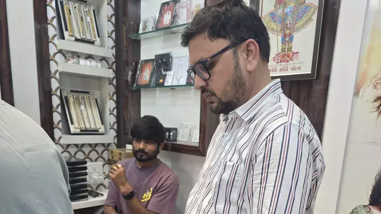 Gujarat में सोने-चांदी की दुकानों पर अचानक जांच; अनियमितताओं के 253 मामले मिले Gujarat में सोने-चांदी की दुकानों पर अचानक जांच; अनियमितताओं के 253 मामले मिले