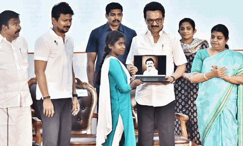Tamil Nadu में छात्रों के लिए बड़ा ऐलान, 10 लाख लैपटॉप बांटे जाएंगे