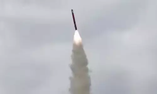 उत्तर कोरिया ने अपने पूर्वी तट से समुद्र की ओर ballistic missiles दागीं