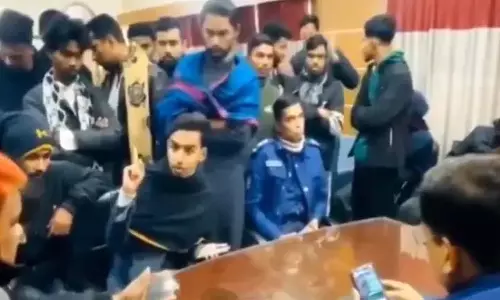 Bangladesh में हिंदू पुलिस अधिकारी को जलाने का दावा करने पर छात्र नेता हिरासत में Bangladesh में हिंदू पुलिस अधिकारी को जलाने का दावा करने पर छात्र नेता हिरासत में
