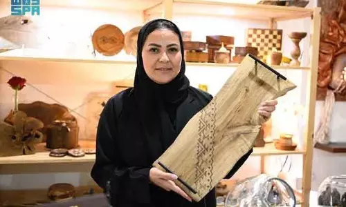 Makkah ग्लोबल विलेज में उमड़ी भीड़, वुडकार्विंग और पारंपरिक हुनर बना आकर्षण Makkah ग्लोबल विलेज में उमड़ी भीड़, वुडकार्विंग और पारंपरिक हुनर बना आकर्षण