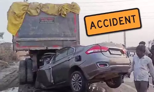 Sambalpur में कार और ट्रक की टक्कर में 3 की मौत Sambalpur में कार और ट्रक की टक्कर में 3 की मौत