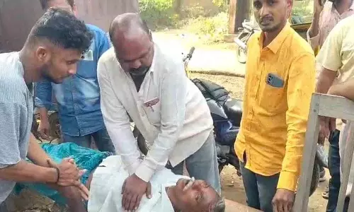स्थानीय लोगों ने हार्ट अटैक पीड़ित पर CPR किया स्थानीय लोगों ने हार्ट अटैक पीड़ित पर CPR किया