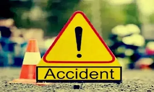 Visakhapatnam में हादसा: कार पेड़ से टकराकर घाटी में गिरी Visakhapatnam में हादसा: कार पेड़ से टकराकर घाटी में गिरी