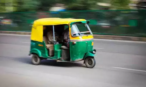Hyderabad: नशे में ऑटो ड्राइवर ने मरे सांप से पुलिस को धमकाया Hyderabad: नशे में ऑटो ड्राइवर ने मरे सांप से पुलिस को धमकाया