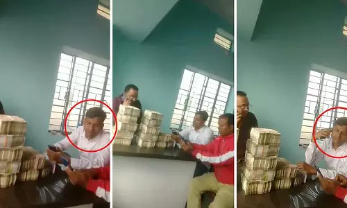 टेबल पर पैसों का पहाड़, फ्रेम में तृणमूल नेता