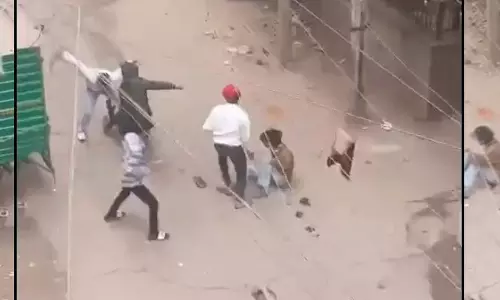CCTV में कैद हुई वारदात, दिनदहाड़े चाकूबाजी करते दी सोशल मीडिया पर धमकी CCTV में कैद हुई वारदात, दिनदहाड़े चाकूबाजी करते दी सोशल मीडिया पर धमकी