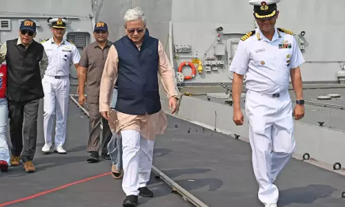 Telangana राज्यपाल का विशाखापत्तनम दौरा: INS हिमगिरी और कलवरी पनडुब्बी की शक्ति को देखा Telangana राज्यपाल का विशाखापत्तनम दौरा: INS हिमगिरी और कलवरी पनडुब्बी की शक्ति को देखा