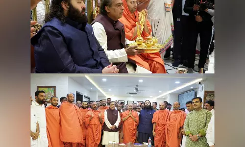 मुकेश अंबानी, बेटे अनंत ने Gujarat के सालंगपुर में कष्टभंजनदेव हनुमान मंदिर में पूजा की
