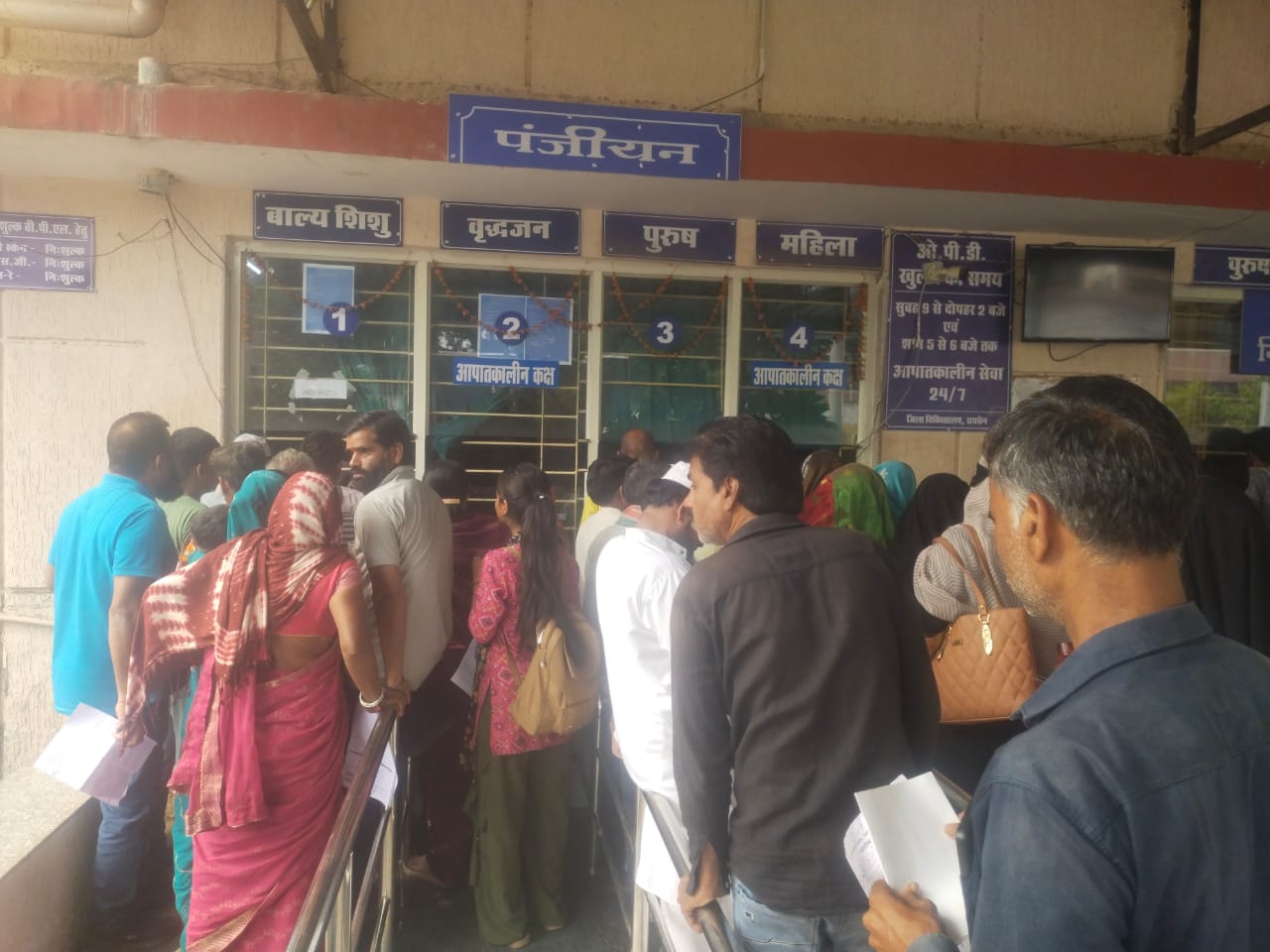 Raisen: गलन भरी सर्दी में बढ़े सर्दी खांसी के मरीज, शीत लहर में बढ़ीं लोगों की मुश्किलें
