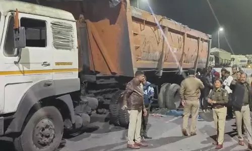 ट्रेलर की चपेट में आने से पैदल यात्री की मौत, ग्रामीणों ने लगाया 6 किमी लंबा चक्काजाम ट्रेलर की चपेट में आने से पैदल यात्री की मौत, ग्रामीणों ने लगाया 6 किमी लंबा चक्काजाम