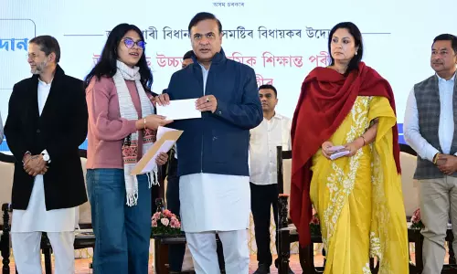 असम के CM ने 2025 में HSLC और HS परीक्षाओं में उत्कृष्ट प्रदर्शन करने वाले 1,534 मेधावी छात्रों को सम्मानित किया असम के CM ने 2025 में HSLC और HS परीक्षाओं में उत्कृष्ट प्रदर्शन करने वाले 1,534 मेधावी छात्रों को सम्मानित किया