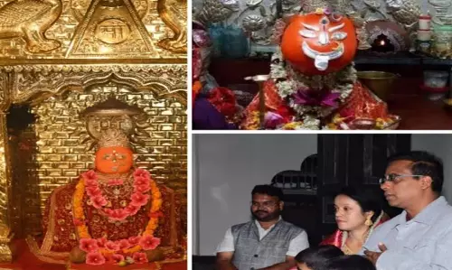 कलेक्टर ने परिवार सहित मां चन्द्रहासिनी और नाथलदाई के दर्शन कर की पूजा-अर्चना कलेक्टर ने परिवार सहित मां चन्द्रहासिनी और नाथलदाई के दर्शन कर की पूजा-अर्चना