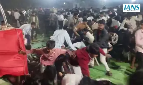 AIMIM अध्यक्ष असदुद्दीन ओवैसी ने किया चुनावी प्रचार, पुलिस ने हल्का बैटन चार्ज किया AIMIM अध्यक्ष असदुद्दीन ओवैसी ने किया चुनावी प्रचार, पुलिस ने हल्का बैटन चार्ज किया
