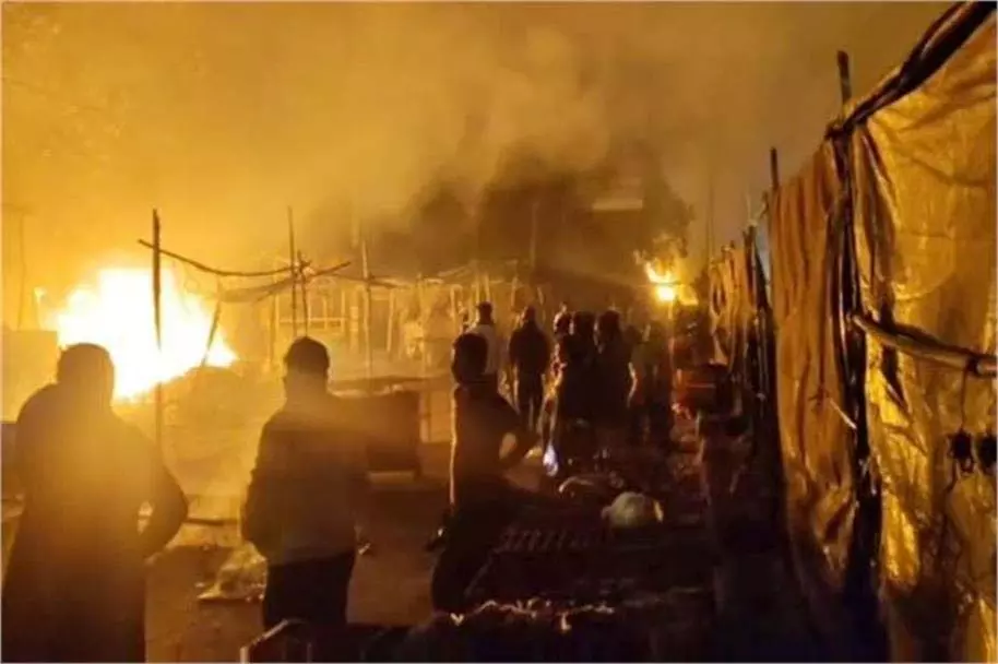 Dhanbad : फुटपाथ पर मौजूद दुकानों में लगी आग, लाखों का नुकसान Dhanbad : फुटपाथ पर मौजूद दुकानों में लगी आग, लाखों का नुकसान