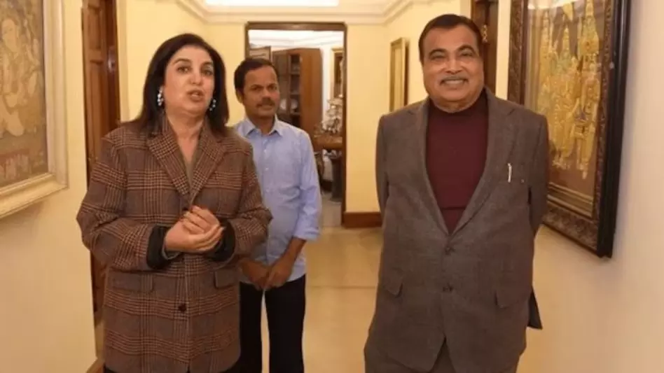 केंद्रीय मंत्री का बंगला गोबर पेंट से चमक रहा, फराह खान ने की तारीफ केंद्रीय मंत्री का बंगला गोबर पेंट से चमक रहा, फराह खान ने की तारीफ