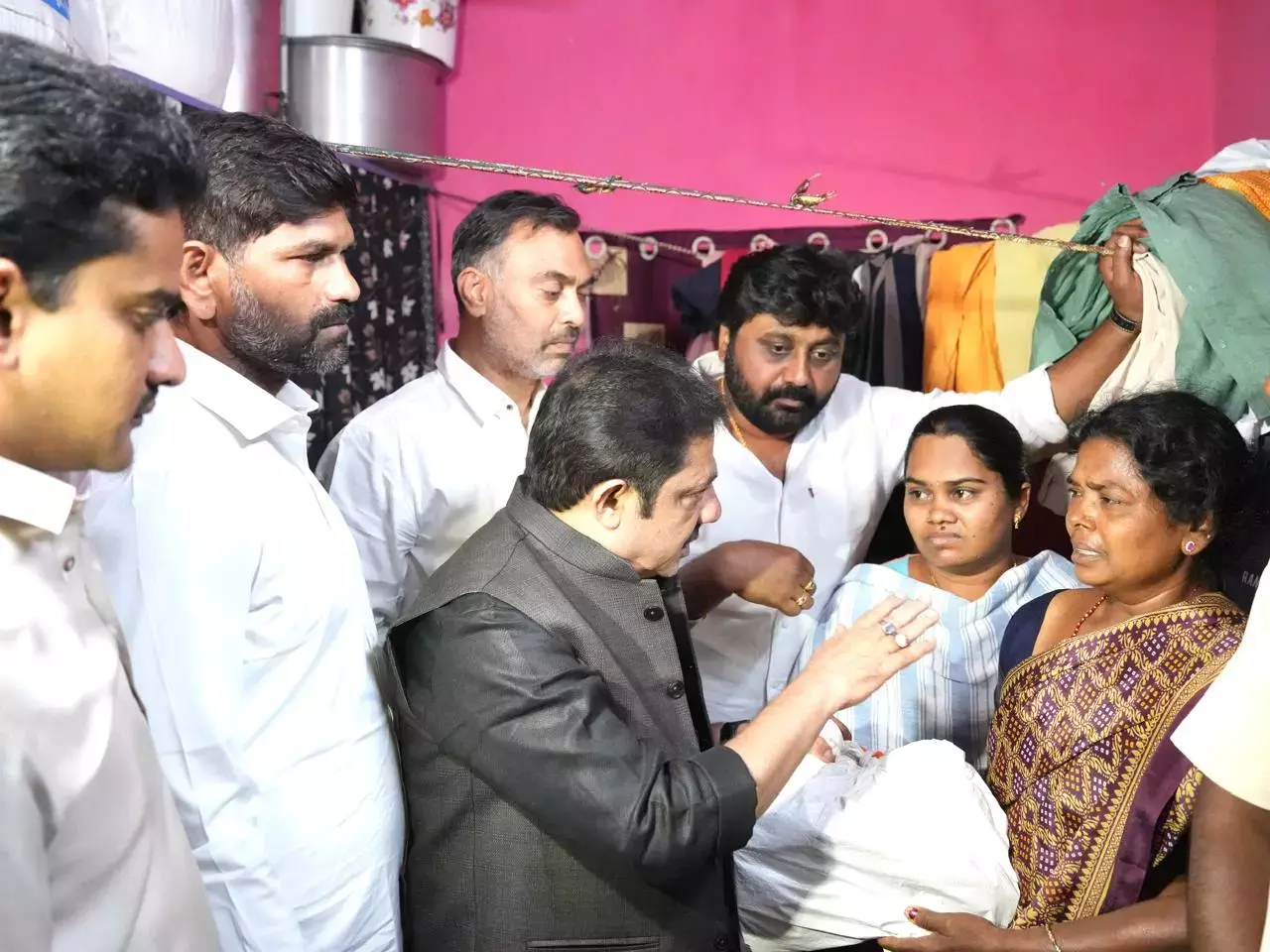 Minister ज़मीर और सांसद थुकाराम ने बल्लारी फायरिंग पीड़ित के परिवार को आर्थिक मदद दी Minister ज़मीर और सांसद थुकाराम ने बल्लारी फायरिंग पीड़ित के परिवार को आर्थिक मदद दी