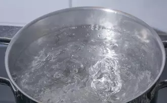 पति बर्बाद हो रहा था जुआ में, पत्नी ने पैसे देने किया विरोध तो गर्म पानी उड़ेला पति बर्बाद हो रहा था जुआ में, पत्नी ने पैसे देने किया विरोध तो गर्म पानी उड़ेला