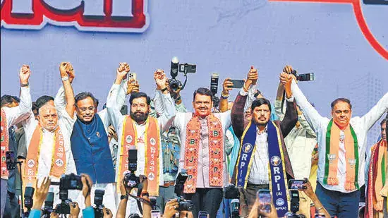 Fadnavis ने शिवसेना चुनाव प्रचार अभियान की शुरुआत करते हुए हिंदुत्व का आह्वान किया Fadnavis ने शिवसेना चुनाव प्रचार अभियान की शुरुआत करते हुए हिंदुत्व का आह्वान किया