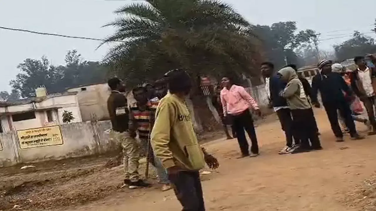 पिकनिक स्पॉट में मारपीट, बदमाश प्रवृत्ति के युवकों ने मचाया उत्पात पिकनिक स्पॉट में मारपीट, बदमाश प्रवृत्ति के युवकों ने मचाया उत्पात