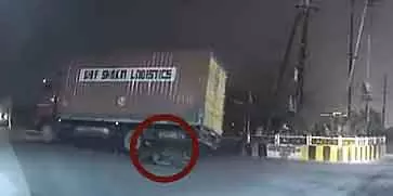 Indore : ट्रक ने बाइक को रौंदा, दंपत्ति और उनके 2 बच्चे घायल Indore : ट्रक ने बाइक को रौंदा, दंपत्ति और उनके 2 बच्चे घायल