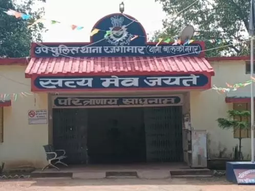 विधायक प्रतिनिधि ने पुलिस चौकी में मचाया उत्पात, आरक्षक को जबरन पीटा विधायक प्रतिनिधि ने पुलिस चौकी में मचाया उत्पात, आरक्षक को जबरन पीटा
