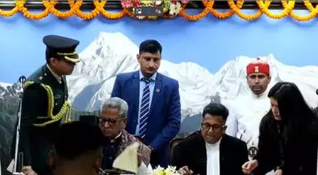 सिक्किम हाईकोर्ट के नए मुख्य न्यायाधीश बने जस्टिस ए मुहम्मद मुस्ताक, राज्यपाल ने दिलाई शपथ सिक्किम हाईकोर्ट के नए मुख्य न्यायाधीश बने जस्टिस ए मुहम्मद मुस्ताक, राज्यपाल ने दिलाई शपथ