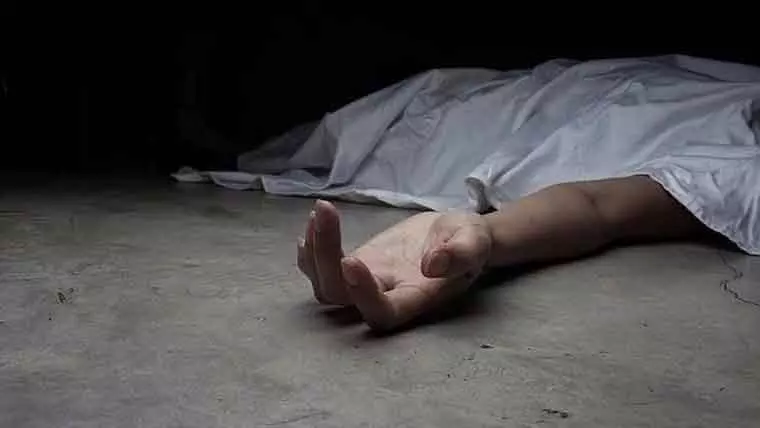 MP : ग्वालियर में शराब की दुकान के पास नाले में 44 साल के फोटोग्राफर की लाश मिली MP : ग्वालियर में शराब की दुकान के पास नाले में 44 साल के फोटोग्राफर की लाश मिली