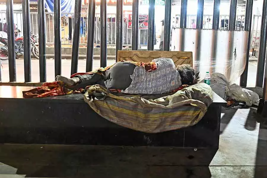 तापमान में गिरावट, खराब खाना और पानी: सड़क किनारे जानें जा रही है तापमान में गिरावट, खराब खाना और पानी: सड़क किनारे जानें जा रही है