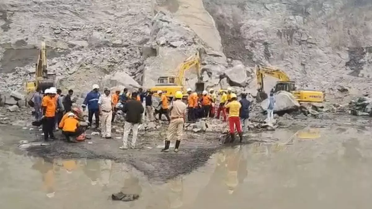 Odisha: अवैध पत्थर खदान में भीषण विस्फोट, 2 लोगों की मौत, कई के फंसे होने की आशंका Odisha: अवैध पत्थर खदान में भीषण विस्फोट, 2 लोगों की मौत, कई के फंसे होने की आशंका