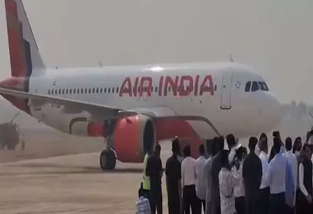 आंध्र प्रदेश: भोगपुरम एयरपोर्ट पर पहली टेस्ट फ्लाइट सफलतापूर्वक उतरी, सीएम चंद्रबाबू नायडू ने बधाई दी आंध्र प्रदेश: भोगपुरम एयरपोर्ट पर पहली टेस्ट फ्लाइट सफलतापूर्वक उतरी, सीएम चंद्रबाबू नायडू ने बधाई दी