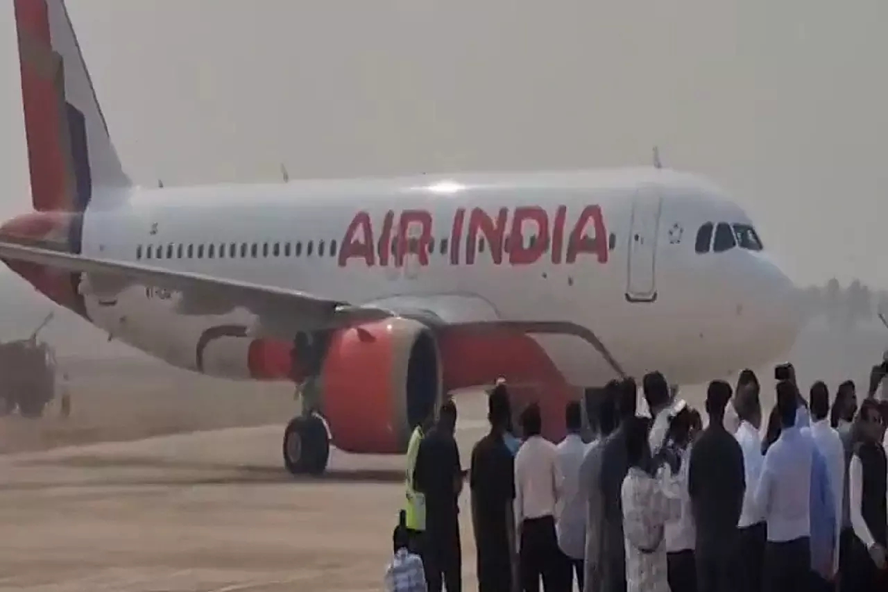Andhra Pradesh: भोगापुरम एयरपोर्ट पर पहली टेस्ट फ़्लाइट सफलतापूर्वक लैंड हुई Andhra Pradesh: भोगापुरम एयरपोर्ट पर पहली टेस्ट फ़्लाइट सफलतापूर्वक लैंड हुई