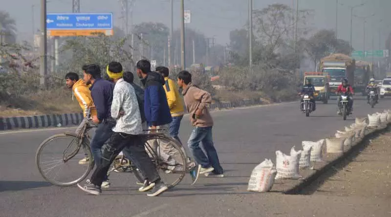 Ludhiana: कोहरे के मौसम में विज़िबिलिटी कम होने से लोग जान जोखिम में डालकर सड़क पार कर रहे Ludhiana: कोहरे के मौसम में विज़िबिलिटी कम होने से लोग जान जोखिम में डालकर सड़क पार कर रहे