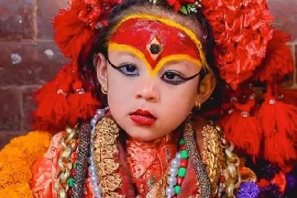 Manisha Koirala ने नेपाल में हाथ जोड़कर और शांत मन से कुमारी दर्शन किए Manisha Koirala ने नेपाल में हाथ जोड़कर और शांत मन से कुमारी दर्शन किए