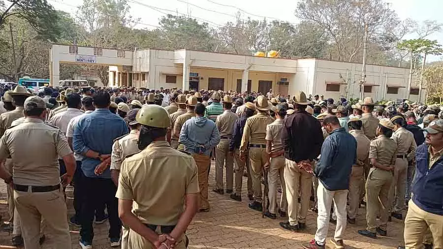 येल्लापुर मर्डर केस; KMC-RI हॉस्पिटल के मुर्दाघर के पास सिक्योरिटी बढ़ा दी गई येल्लापुर मर्डर केस; KMC-RI हॉस्पिटल के मुर्दाघर के पास सिक्योरिटी बढ़ा दी गई